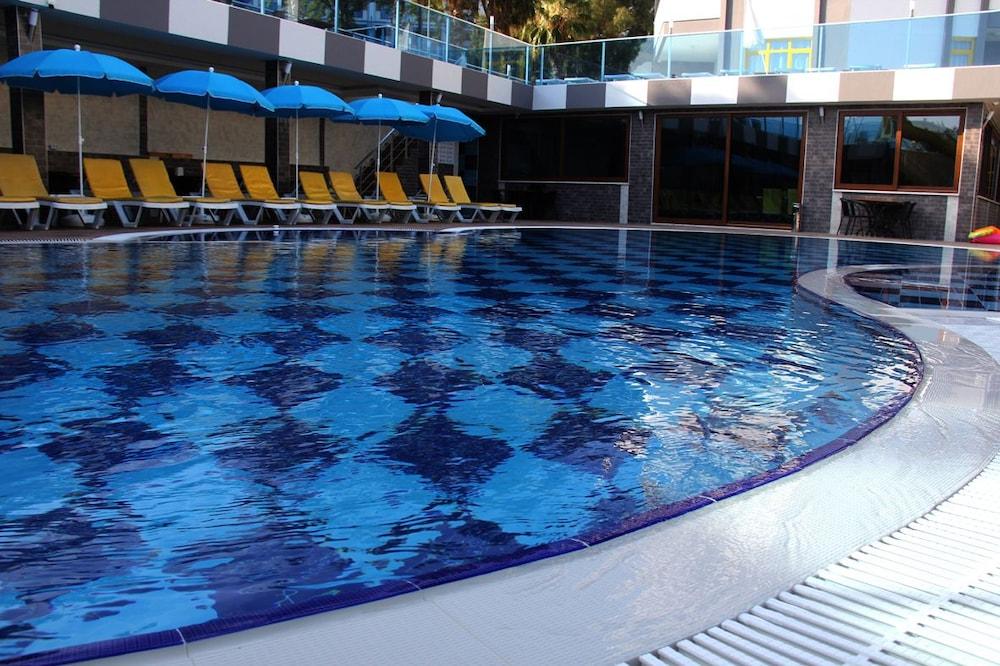 Merlin Beach Park Hotel Tosmur Ngoại thất bức ảnh